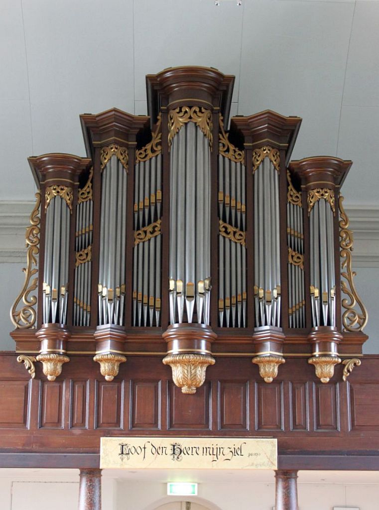 Aanzicht van het orgel vanuit de kerk, zicht op de pijpen.